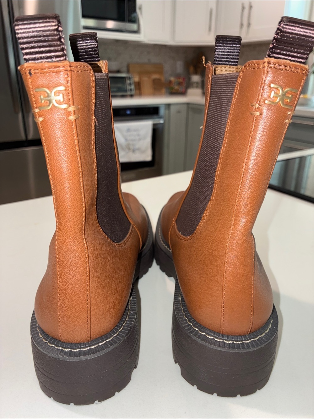 SAM EDELMAN NWOT Women’s Stylish Pull On Carmel Brown Chelsea Lug Boots Size 8. - Picture 11 of 12